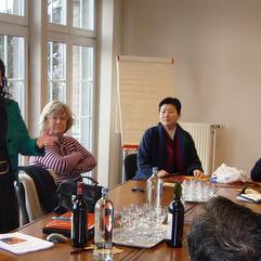 2009-11-30, Namur, présidant une réunion de la Synergie des Femmes de Wallonie, avc Anne-Marie Lizin, ancienne présidente du Sénat de Belgique et bourgmestre de Huy