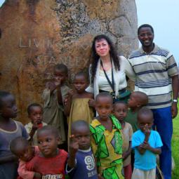 2010-02-24, Bujumbura, au bord du Lac Tanganyika, Pierre de Livingstone et Stanley (1871), avec l'abbé Cyriaque et des enfants