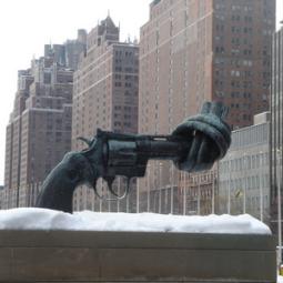 2010-03-04, New York, United Nations, the Non-violence Knotted Gun