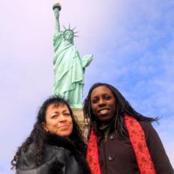 2010-03-03, New York, Avec Coumba Sylla aux pieds de la Statue de la Liberté