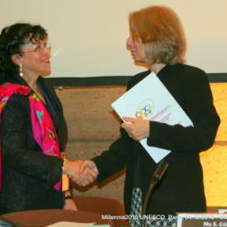 2012-12-04, Paris, UNESCO, Conférence internationale Millennia2015, présentation du Plan d'action de Millennia2015 à Mme  Saniye Gülser Corat, Directrice de la Division pour l'égalité des genres de l'UNESCO 