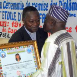 2013-04-27, Cotonou, Réception du Diplome et trophée d'Etoile d'Or d'Afrique 2013 par Toussaint Honvou, Président de la Communauté Millennia2025 Bénin