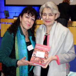 2016-12-20, Paris, UNESCO, avec Mme la Directrice générale Irina Bokova, qui a écrit la Préface du livre 