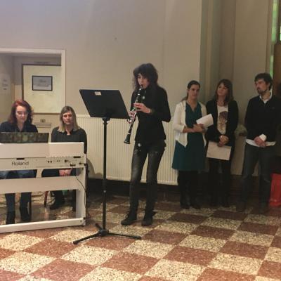 Prestation musicale de Emma Leupe à la clarinette.