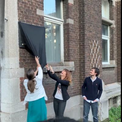 Dévoilement de la plaque commémorative par Mme la Directrice et les deux professeurs d'histoire