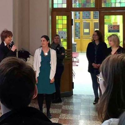 Intervention de Françoise Daspremont, échevine à la Ville de Charleroi, également ancienne élève du Lycée. A sa gauche, Mme la Directrice